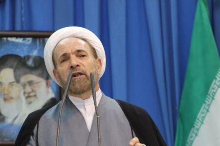 انتقاد امام جمعه ایلام از وضعیت نامطلوب مبلمان شهری/ در شأن مردم نیست