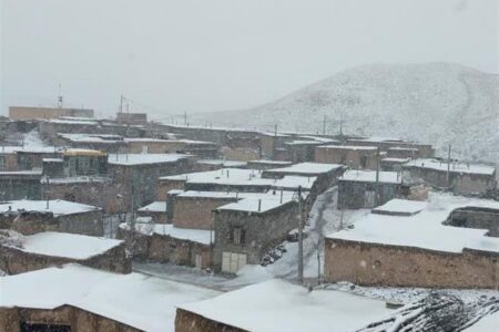 بارش اولین برف پاییزی در قهستان همزمان با فعالیت سامانه بارشی