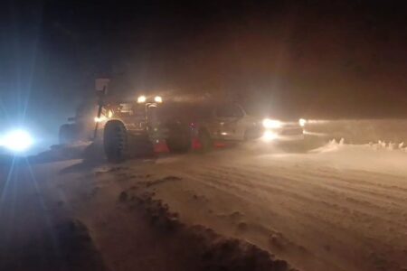 بارش سنگین برف در گردنه الماس/ محدودیت تردد در محور تالش-خلخال