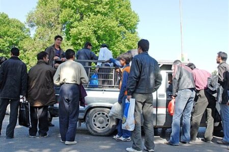 بلاتکلیفی کارگران در سرمای زمستان/ انتظار در چهارراه باسکول برای لقمه‌ای نان حلال!