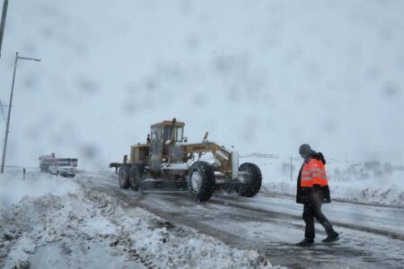 ریزش‌برداری و عملیات برف‌روبی در محورهای مواصلاتی 9 شهرستان ایلام انجام شد