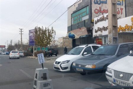 نمایشگاه‌های خودرو؛ بلای جان ترافیک و پیاده‌روهای جاده ساوه