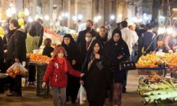 گزارش میدانی تسنیم از بازار شب چله/ یلدا هم لوکس شد/ گرانی خانواده‌ها را هم کوچک کرد