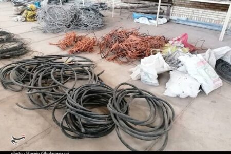 مردم فریاد می‌زنند؛ سارقان سرقت می‌کنند