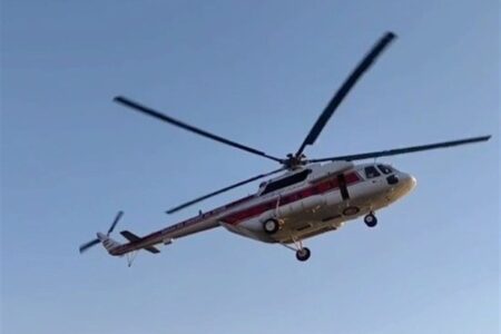 پرواز بالگرد بر فراز روستاهای دورافتاده‌ لرستان‌؛ برف جاده‌ها را بست