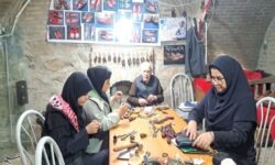 آموزش چاروق‌دوزی به دانش‌آموزان زنجانی در مسیر کارآفرینی