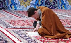 اعتکاف رمضانیه 450 طلبه بین‌المللی از 36 کشور در حرم مطهر رضوی