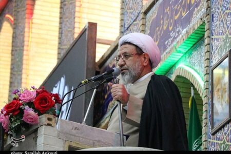 امام جمعه کرمان: ولایت فقیه کشور را از سختی‌ها عبور می‌دهد
