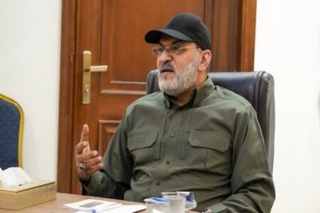 امام خامنه‌ای مصداق ایمان در رویارویی با طاغوت است