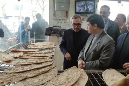 ‌انتقاد استاندار مازندران از قیمت‌های چندگانه و ‌صف‌های طولانی نان‌
