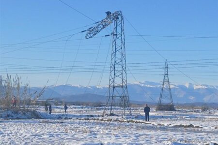 برف سنگین به تأسیسات برق گیلان خسارت زد/ برق استان پایدار شد