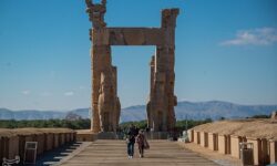 تشکیل پرونده قضایی برای تعرض به آثار تخت جمشید