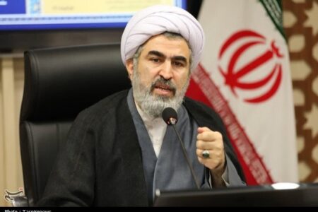 حوزه‌های علمیه پرچمداران فکری و معرفتی تربیت کند