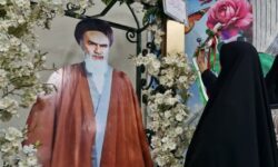 نواختن زنگ انقلاب در مدارس اسلامشهر به‌دست مادر شهید