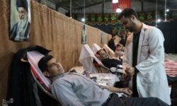 اهدای خون به عشق امام خامنه‌ای در روستای ده زیار کرمان