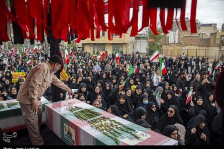 تشییع 5 شهید جنگ رمضان در سالروز ضربت خوردن امام علی (ع)