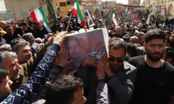 تشییع پیکر سه شهید حمله آمریکا و رژیم صهیونیستی در یزد