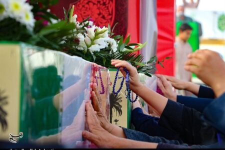 تشییع پیکر مطهر 2 شهید ناوشکن دنا در استان کرمان
