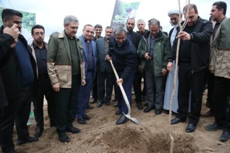 حضور استاندار خراسان رضوی و خبرنگاران در پویش ملی درختکاری «سرو ایران»