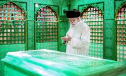 روایتی از سیره عملی رهبر شهید در غبارروبی مضجع شریف امام رضا (ع)