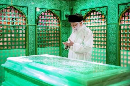 روایتی از سیره عملی رهبر شهید در غبارروبی مضجع شریف امام رضا (ع)
