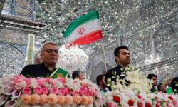 آیین نورانی غبارروبی ضریح  حرم شاهچراغ با حضور خانواده‌های شهدا