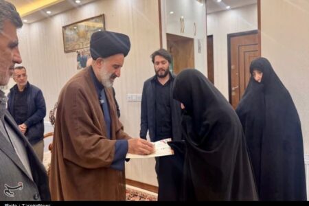 اهدای انگشتر تبرکی رهبر شهید به خانواده شهیدان محمدی در همدان