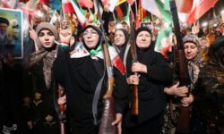 بویراحمدی‌ها برای نبرد با کماندوهای آمریکایی برنو به دست شدند+تصاویر
