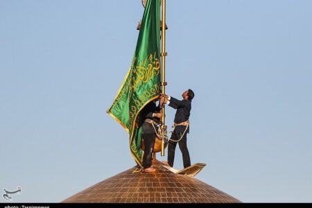 تعویض پرچم حرم رضوی در صبح میلاد ثامن الحجج(ع)
