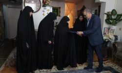 دیدار معاون حقوقی بنیاد شهید با خانواده‌های شهدای جنگ رمضان در البرز