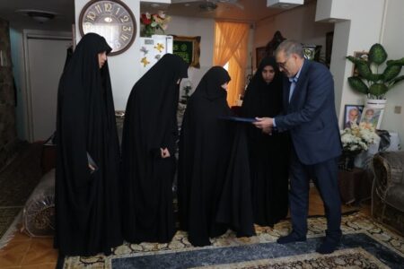 دیدار معاون حقوقی بنیاد شهید با خانواده‌های شهدای جنگ رمضان در البرز