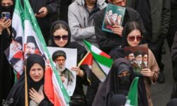 زنگ شبانه در خیابان؛ وقتی کتاب‌های درسی ورق می‌خورند