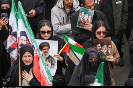 زنگ شبانه در خیابان؛ وقتی کتاب‌های درسی ورق می‌خورند