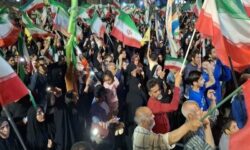 طنین اقتدار در مهد معجزه؛ بیعت شبانه کویر با رهبر انقلاب+عکس