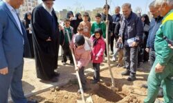 فرزندان شهدای جنگ رمضان در البرز به یاد پدرانشان نهال کاشتند
