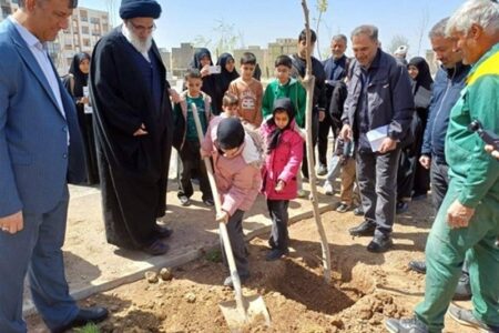 فرزندان شهدای جنگ رمضان در البرز به یاد پدرانشان نهال کاشتند