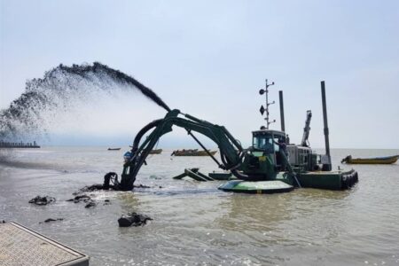 لایروبی حوضچه مرزی خاک ترکمنستان برای احیای حقابه کشاورزان درگز