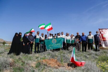 لبیک خادمیاران فارس به امام امت با غرس نهال رضوی به یاد شهدا