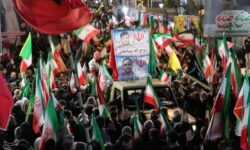 وداع باشکوه مردم زنجان با شهدای حسینیه اعظم در میدان انقلاب