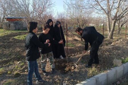 کاشت نهال امید به دست دختران شهید رسول محمدی+تصاویر