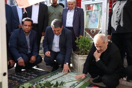 ادای احترام وزیر آموزش و پرورش به مقام شامخ شهید سلیمانی
