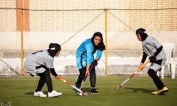 افتخار روی چمنِ بی‌امکانات؛ گلایه‌های مربی هاکی بانوان همدان