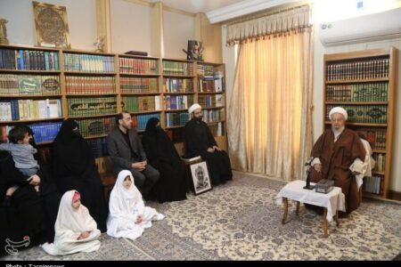 دیدار خانواده شهید لاریجانی با آیت‌الله مکارم شیرازی