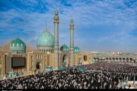 قرائت دعای عرفه و اقامه نماز عید قربان در مسجد جمکران