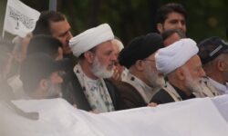 اهتزاز پرچم حرم مطهر علوی در 105 نقطه از جهان