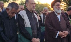اهتزاز پرچم عزای سیدالشهدا(ع) در میدان بسیج ورامین توسط خادمیاران رضوی