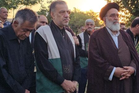 اهتزاز پرچم عزای سیدالشهدا(ع) در میدان بسیج ورامین توسط خادمیاران رضوی