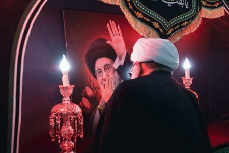 شمع‌های سوگ به یاد رهبر شهید روشن شد