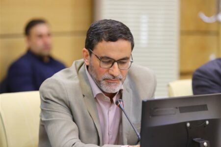 مجلس باید مواضع شفاف و منطبق با منافع ملت داشته باشد