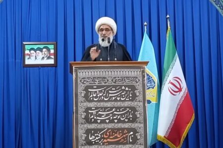مردم ایران نیز با تمام وجود در کنار رهبر معظم انقلاب ایستاده‌اند